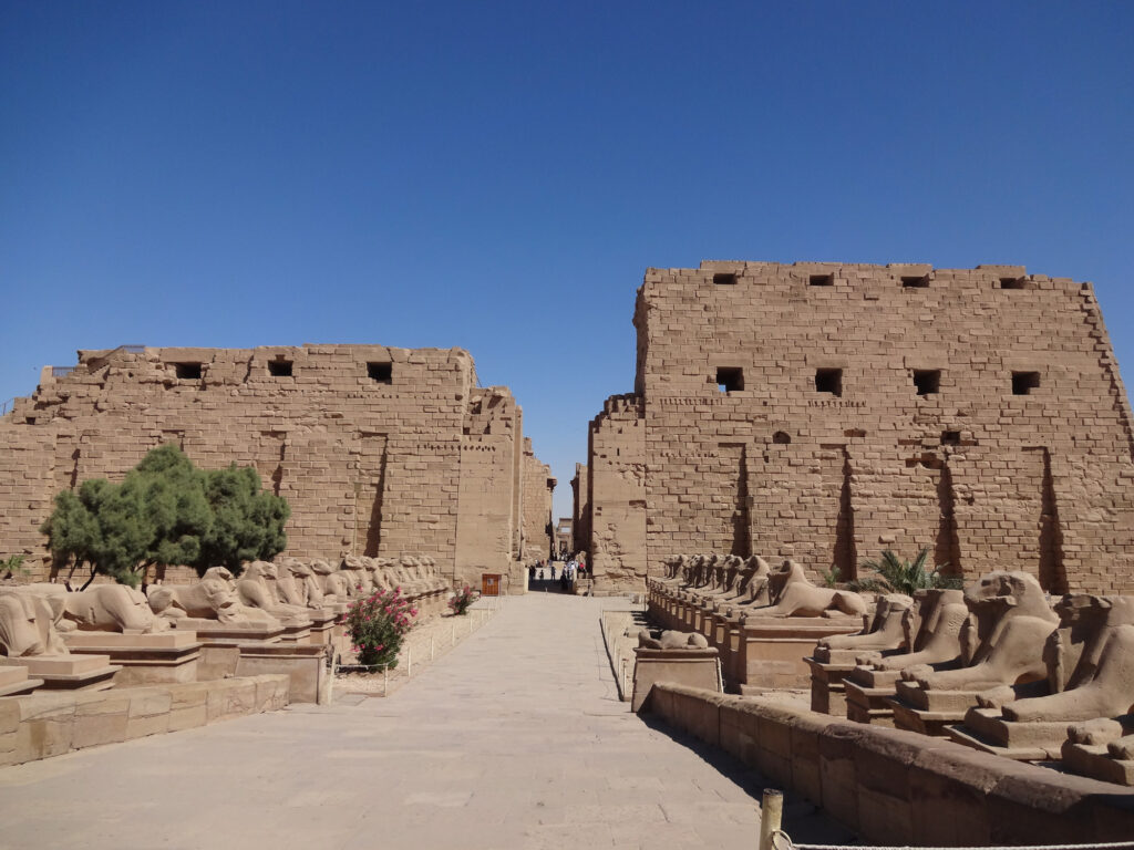 Karnak - Dromos o avenida de esfinges y primer pilono del templo de Karnak