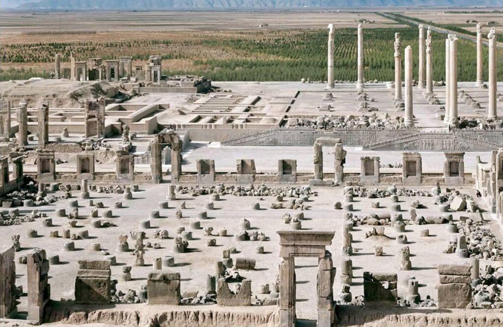 Persépolis - Vista aérea de la Sala de las Cien Columnas y la Apadana (Siglo V a. C.)