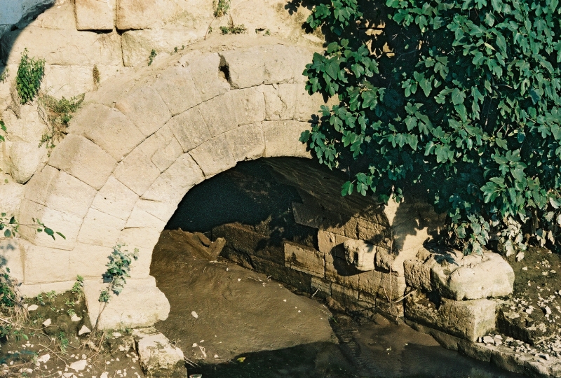 Cloaca Máxima - Arco de medio punto de época etrusca (Siglo IV a. C.)