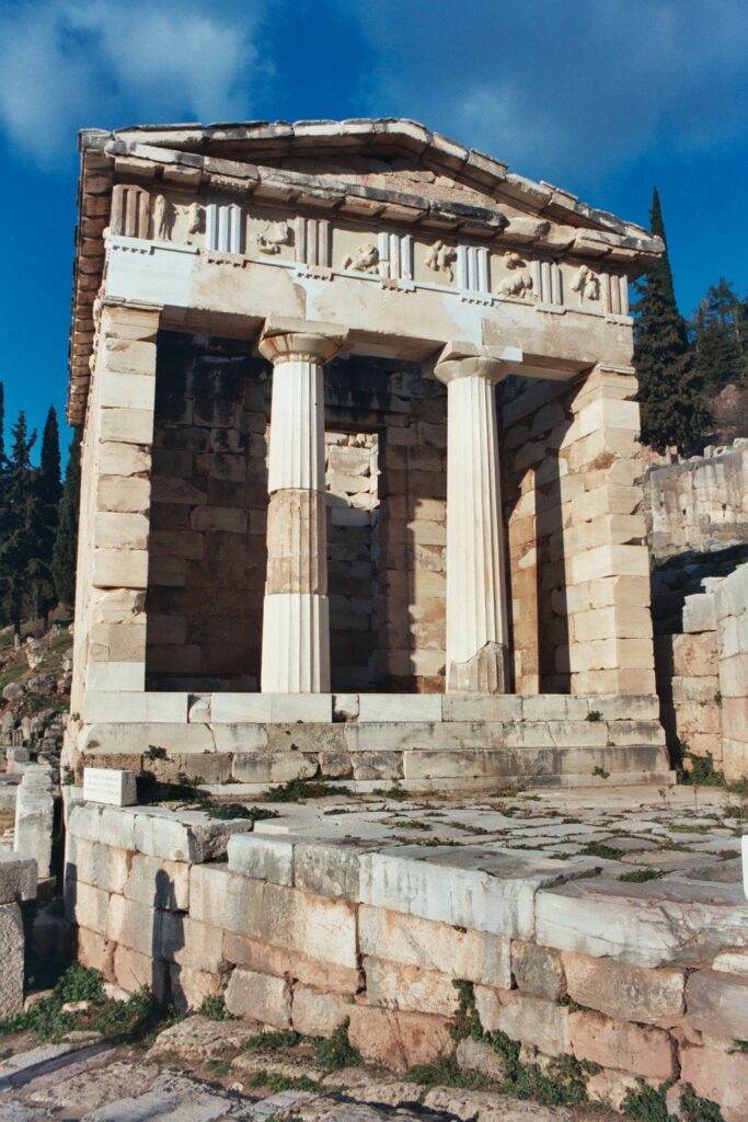 Delfos - Tesoro de los Atenienses (ca. 490 a. C.)